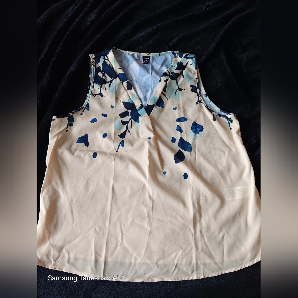New without Tags. Shein V-neck sleeveless yellow floral blouse Women's Size XL